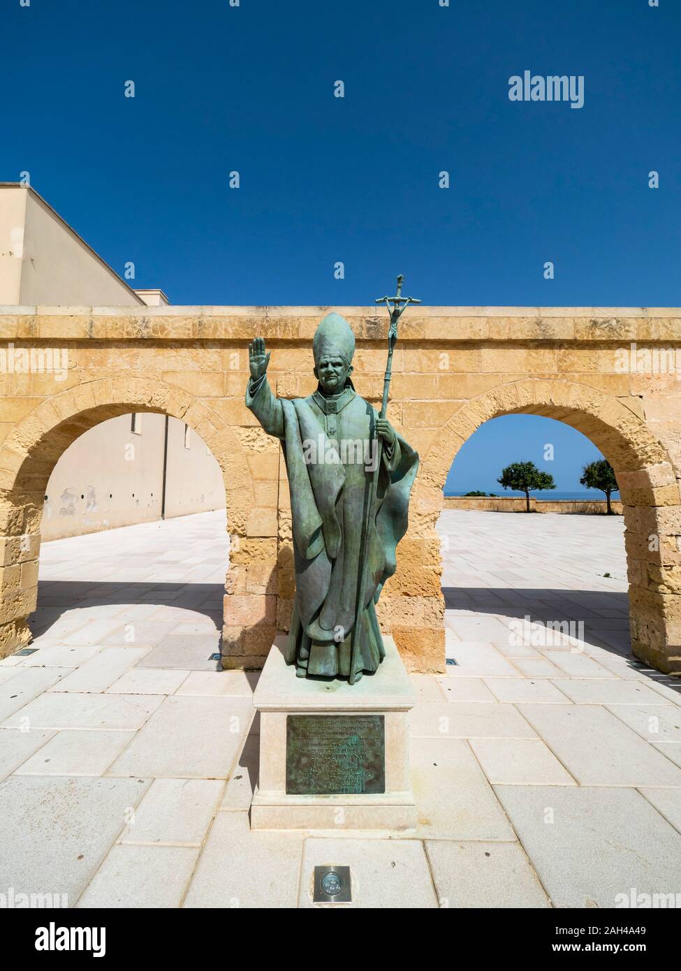 Italia, in provincia di Lecce e Santa Maria di Leuca, la statua di Papa tenendo la ferula papale Foto Stock
