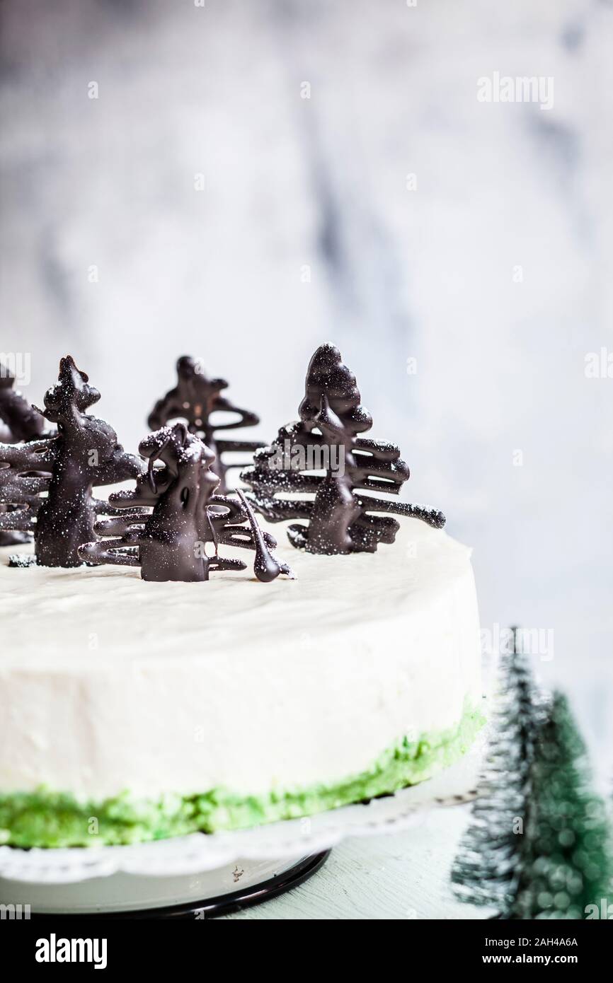 No-bake cheesecake, decorata con cioccolato alberi di Natale Foto Stock