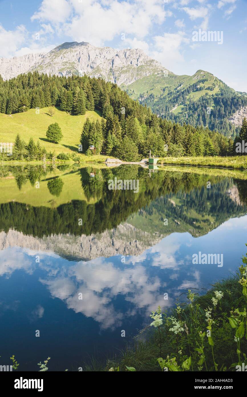 Austria, Carinzia, vista panoramica del lago lucido in le Alpi Carniche Foto Stock