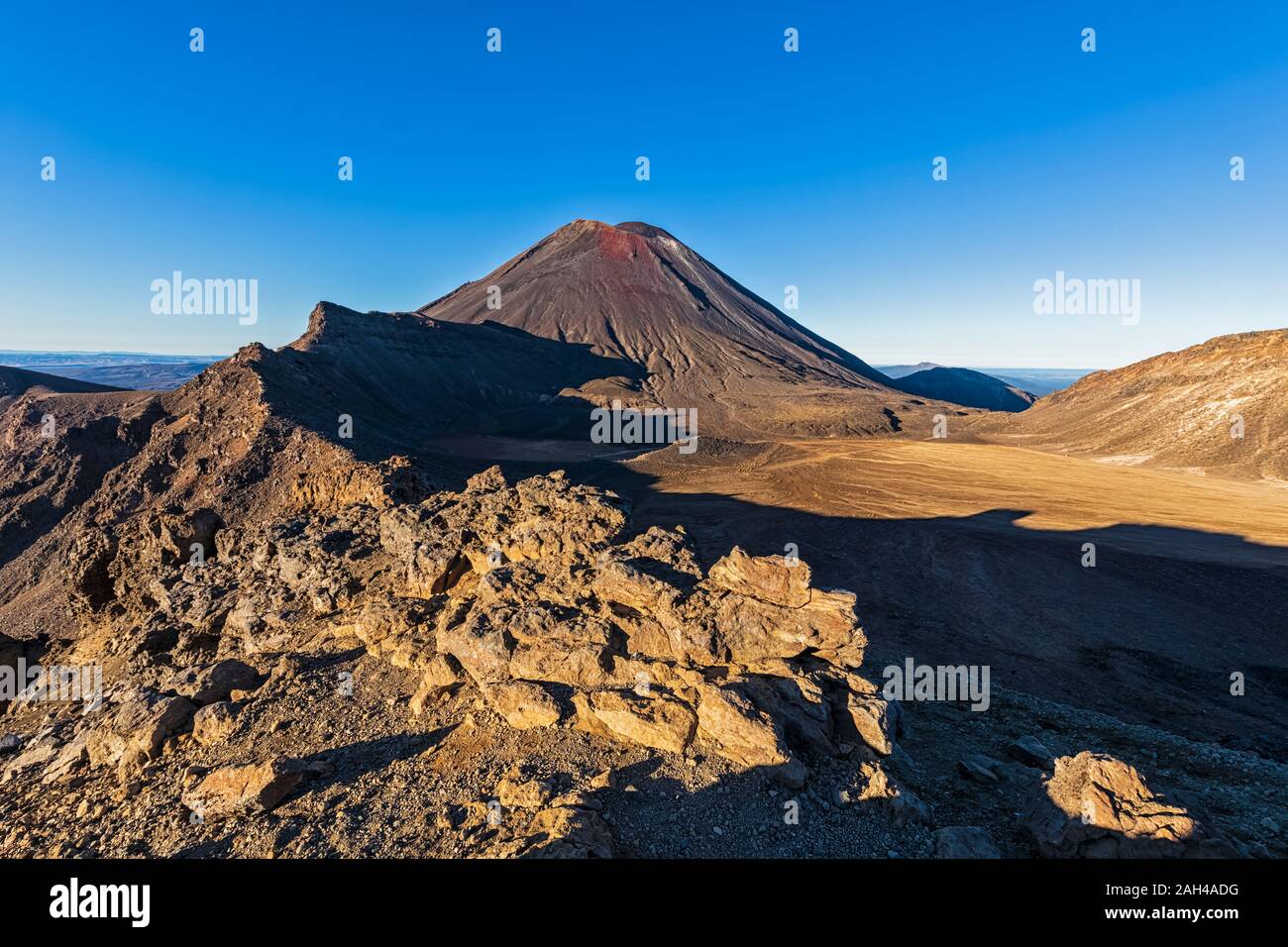 Nuova Zelanda, Oceania, Isola del nord, il Parco nazionale di Tongariro, Isola del nord altopiano vulcanico, Tongariro Alpine Crossing Trail, Monte vulcano Ngauruhoe e il Cratere Sud Foto Stock