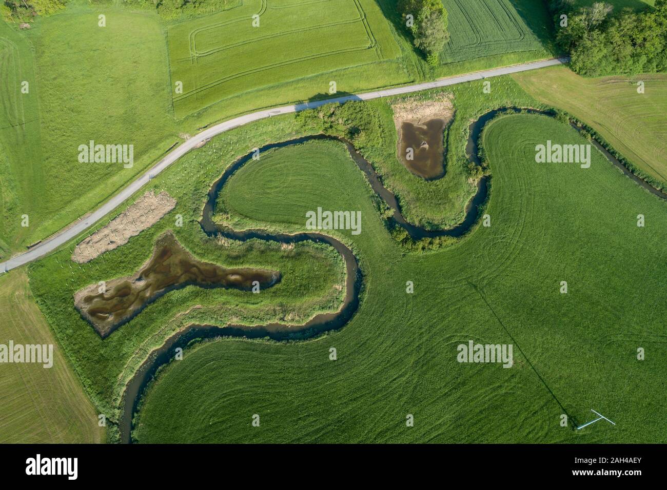 In Germania, in Baviera, veduta aerea della campagna verde dei campi e serpeggiante fiume Wornitz Foto Stock