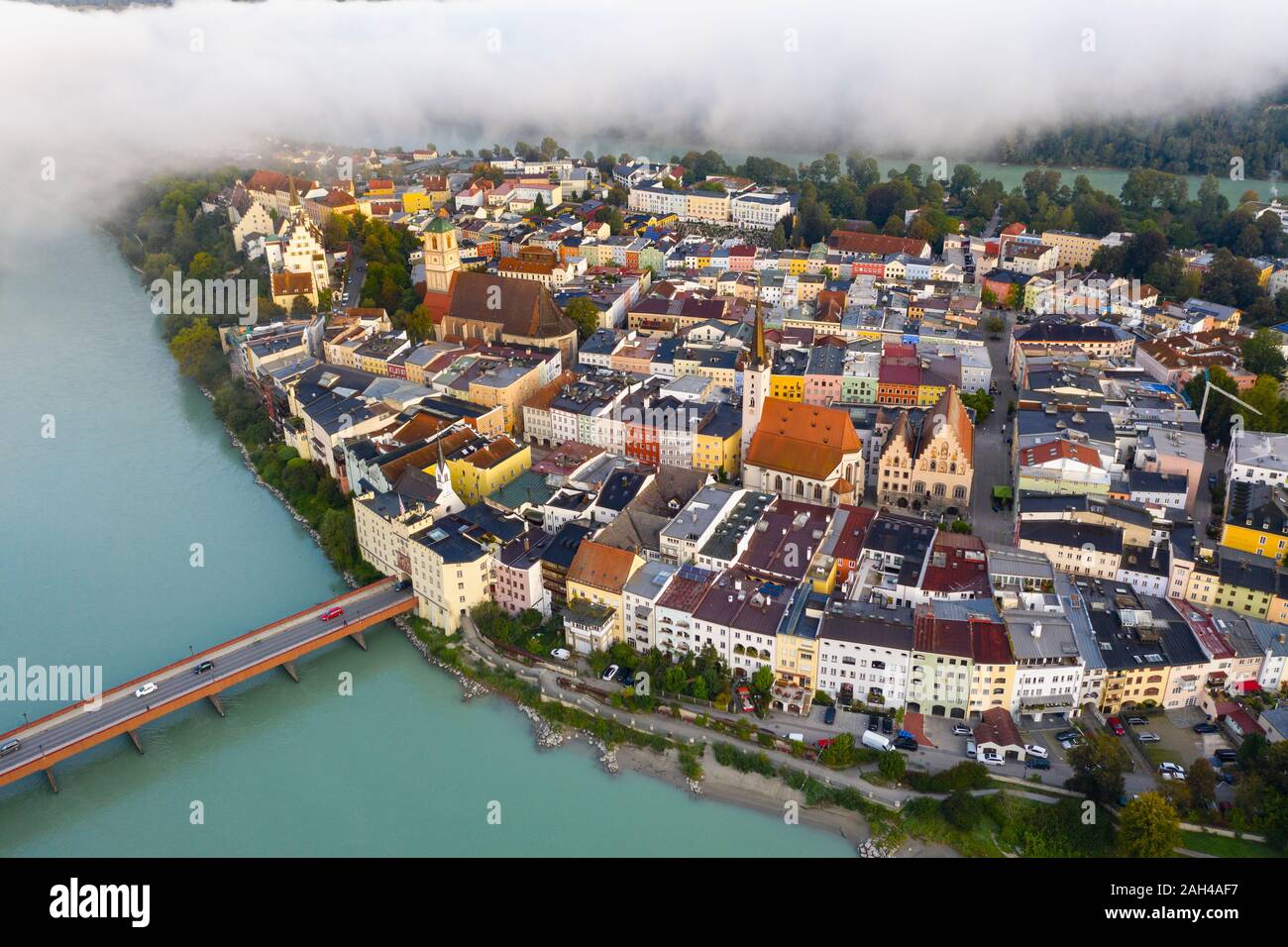In Germania, in Baviera, Wasserburg am Inn, vista aerea di uno spessore di nebbia mattutina avvolgenti vecchia città sul fiume Foto Stock