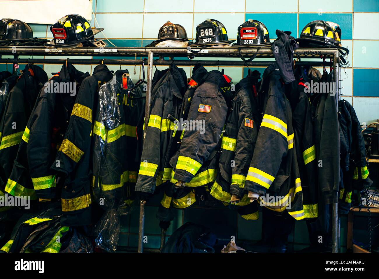 Firefighter divise e caschi in stazione dei vigili del fuoco di New York,  Stati Uniti Foto stock - Alamy