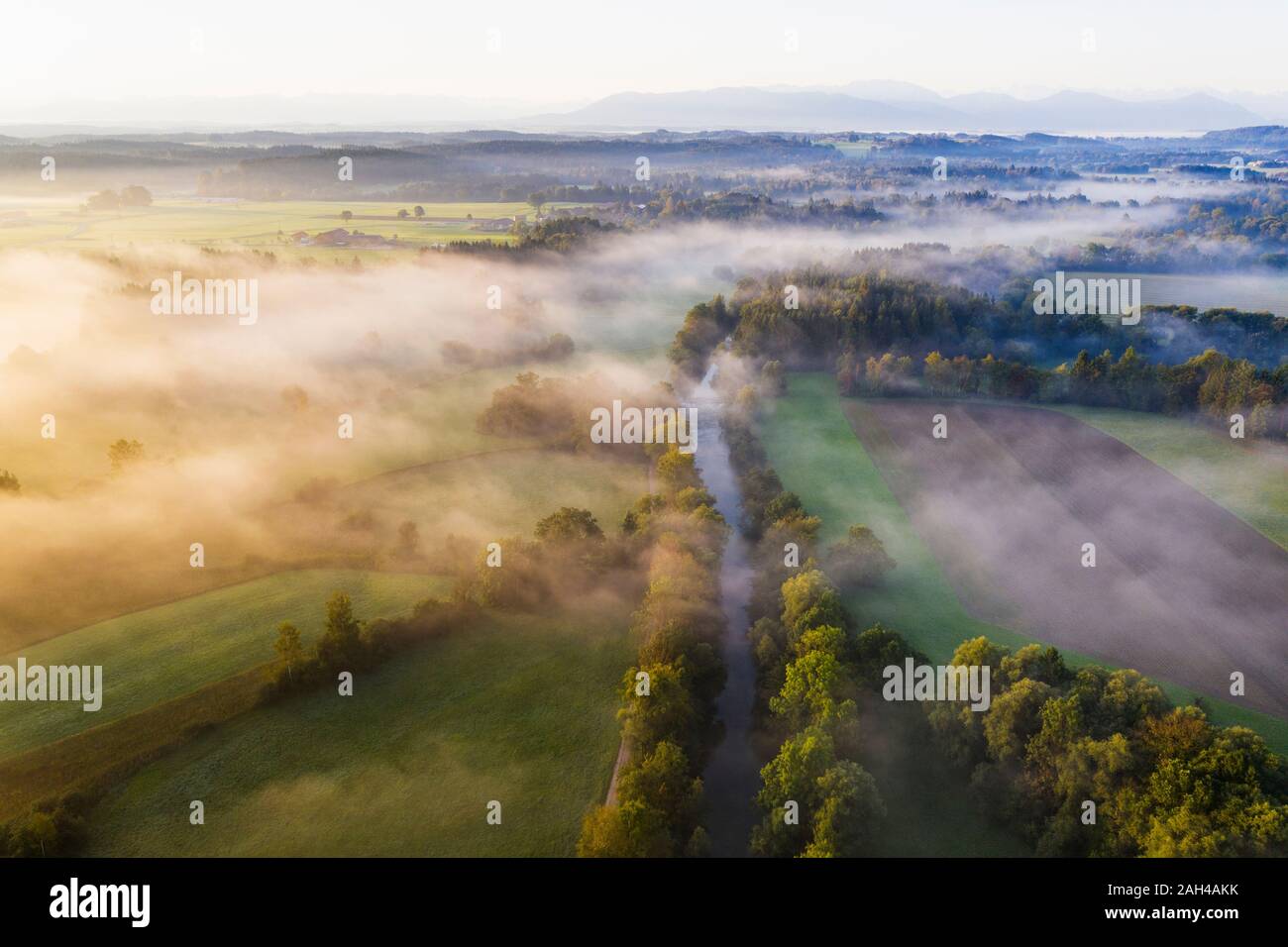 In Germania, in Baviera, Geretsried, vista aerea del fiume Loisach canal a Foggy Dawn Foto Stock