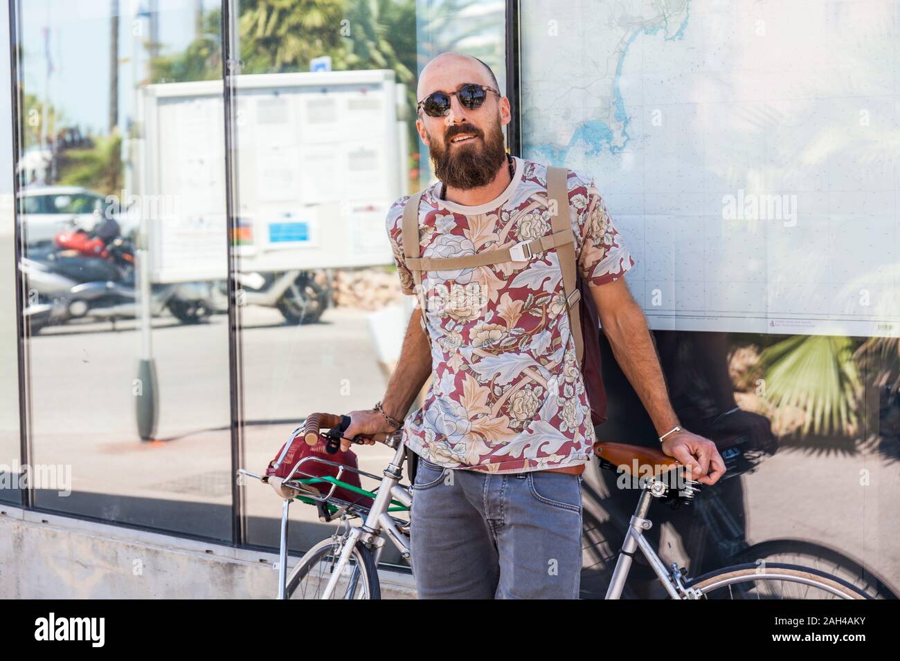 Sorridente uomo maturo con noleggio biciclette Foto Stock