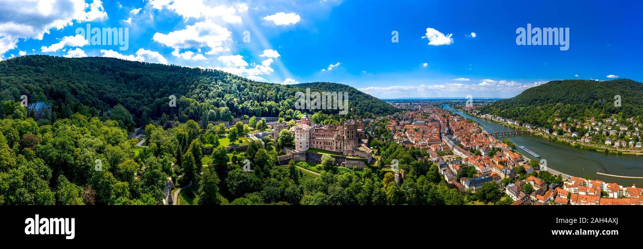 Germania, Baden-Württemberg, Heidelberg, Panorama del castello di Heidelberg, old town e colline boscose in estate Foto Stock