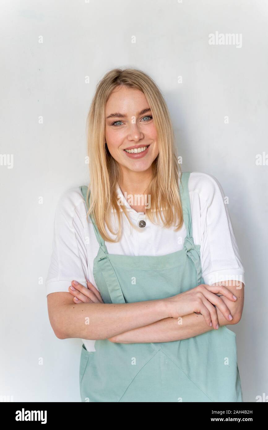 Ritratto di sorridente giovane donna Foto Stock