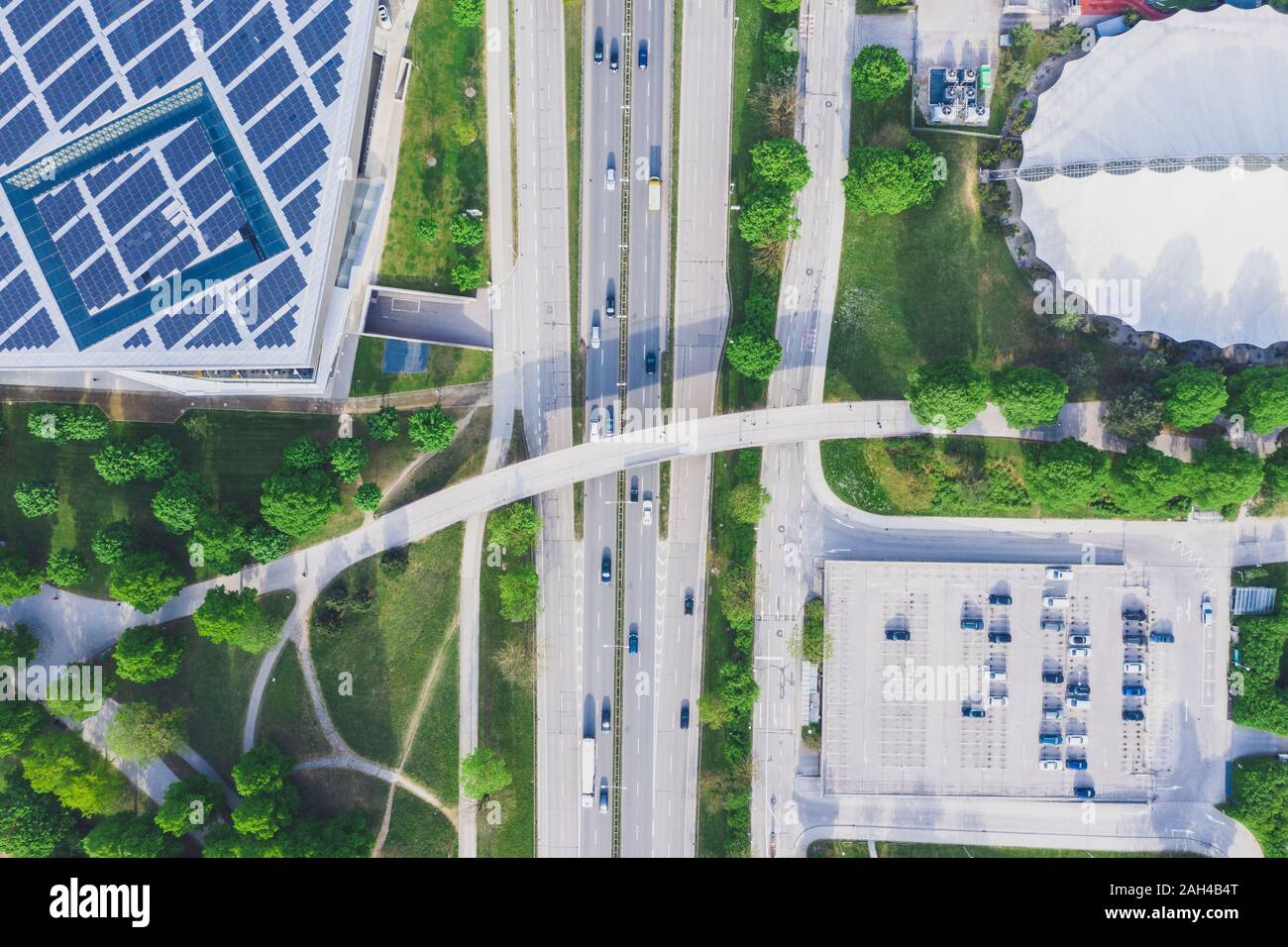 In Germania, in Baviera, Monaco di Baviera, vista aerea del traffico nella parte anteriore del BMW Welt edificio Foto Stock