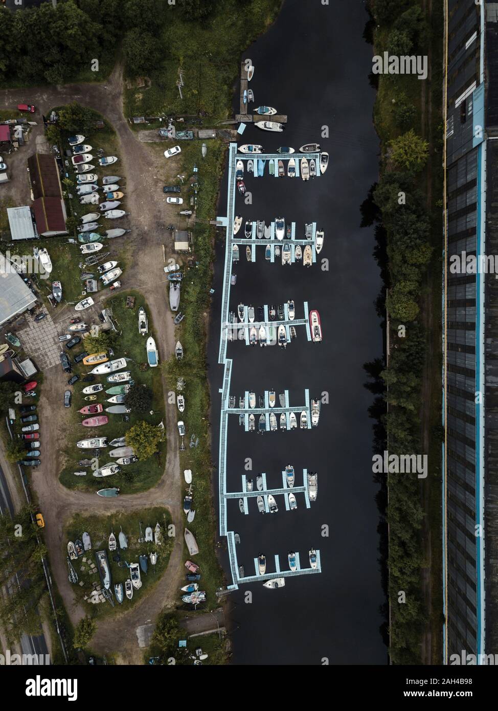 La Russia, San Pietroburgo, vista aerea di barche ormeggiate al molo sul fiume Neva Foto Stock