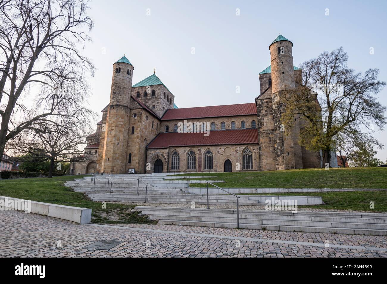 Germania, Bassa Sassonia, Hildesheim, passi davanti a Saint Michaels Chiesa Foto Stock