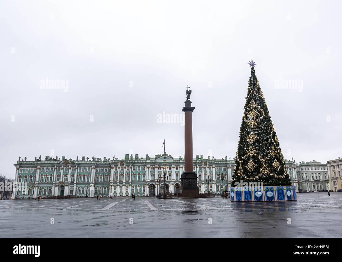 A San Pietroburgo e a nord-ovest del Distretto Federale, Russia. 23 Dic, 2019. Un enorme albero di Natale è stato installato presso la Piazza del Palazzo San Petersberg alla vigilia di Natale Credit: Vikramjit Kakati/ZUMA filo/Alamy Live News Foto Stock