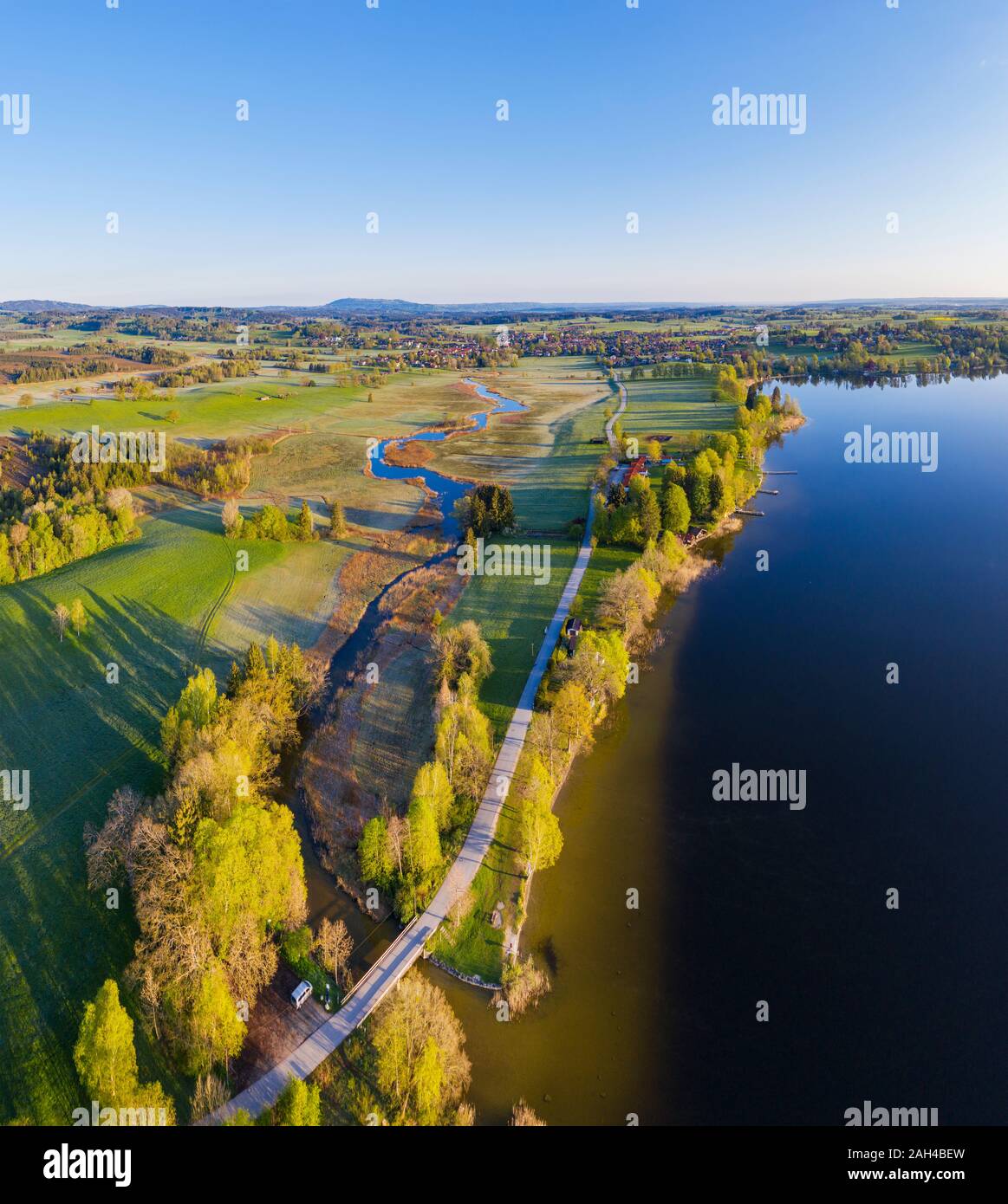 In Germania, in Baviera, Uffing am Staffelsee, vista aerea del paese di stiro su strada tra il fiume Ach e la riva del lago Staffelsee Foto Stock