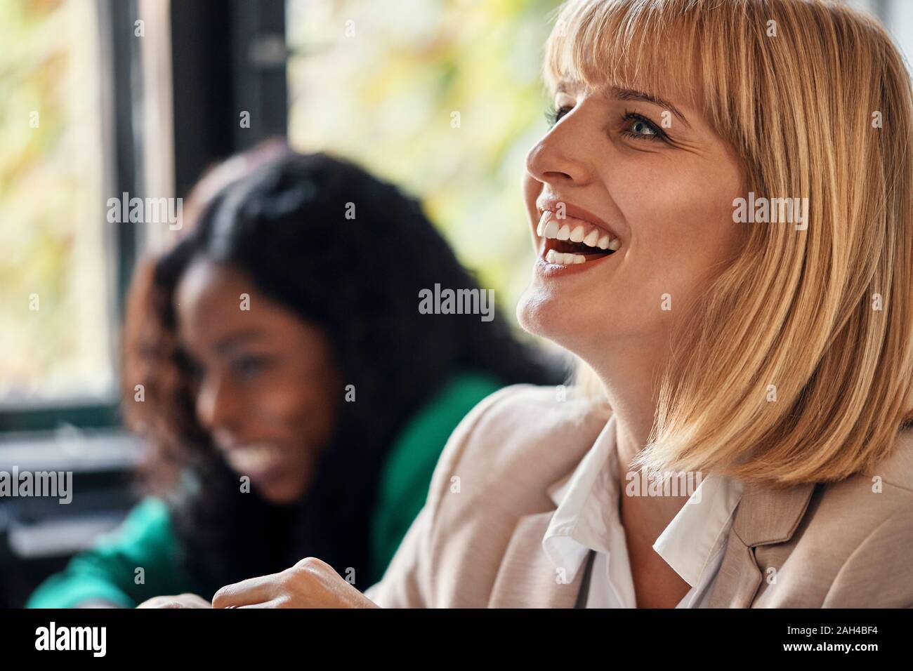 Ritratto di ridere imprenditrice in office Foto Stock