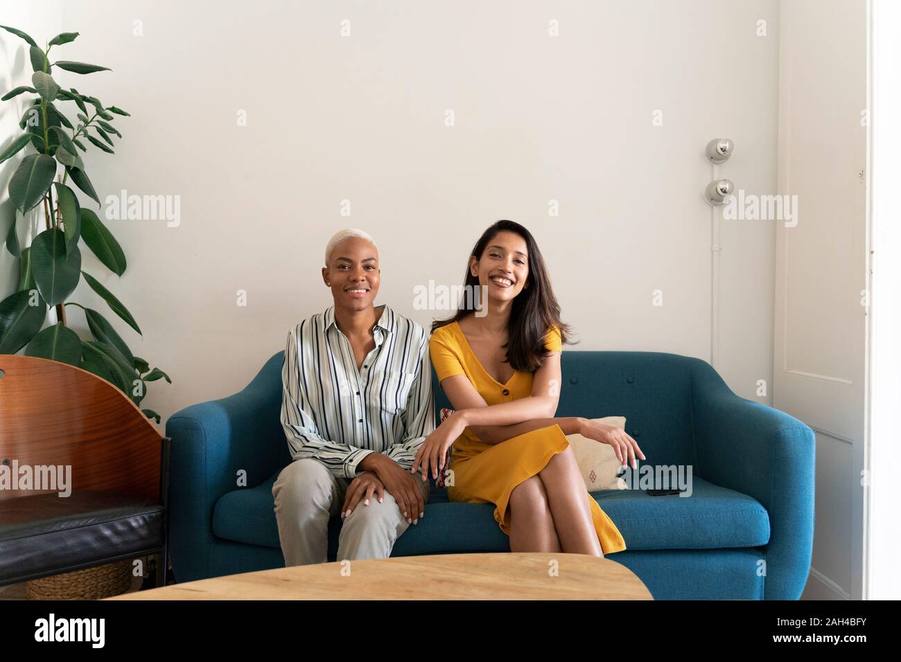 Ritratto di due donne sorridente seduto sul lettino Foto Stock