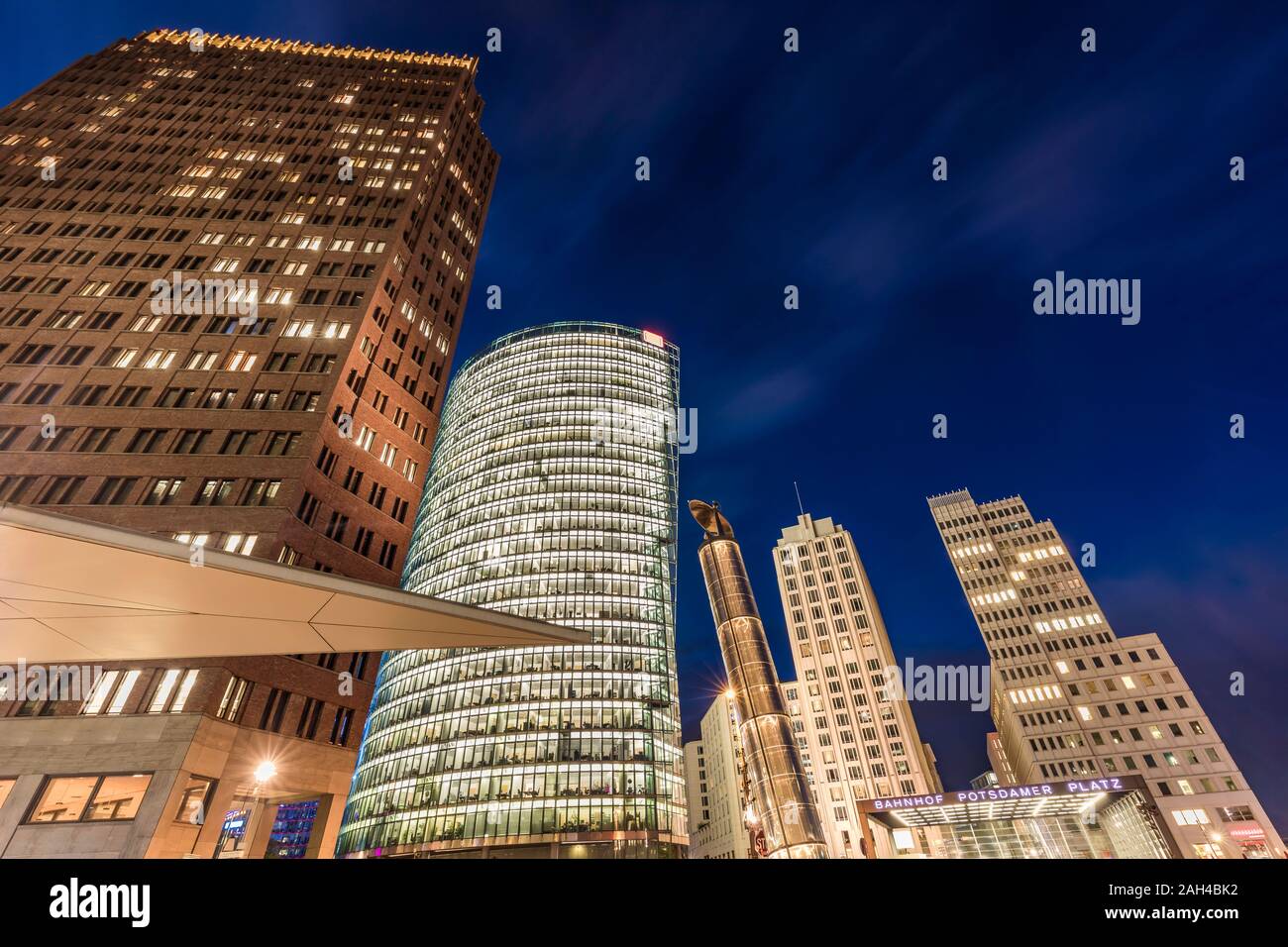 Germania, Berlino Mitte, Potsdamer Platz, Kollhoff-Tower, Bahntower, Beisheim-Center, basso angolo vista dei grattacieli al crepuscolo Foto Stock