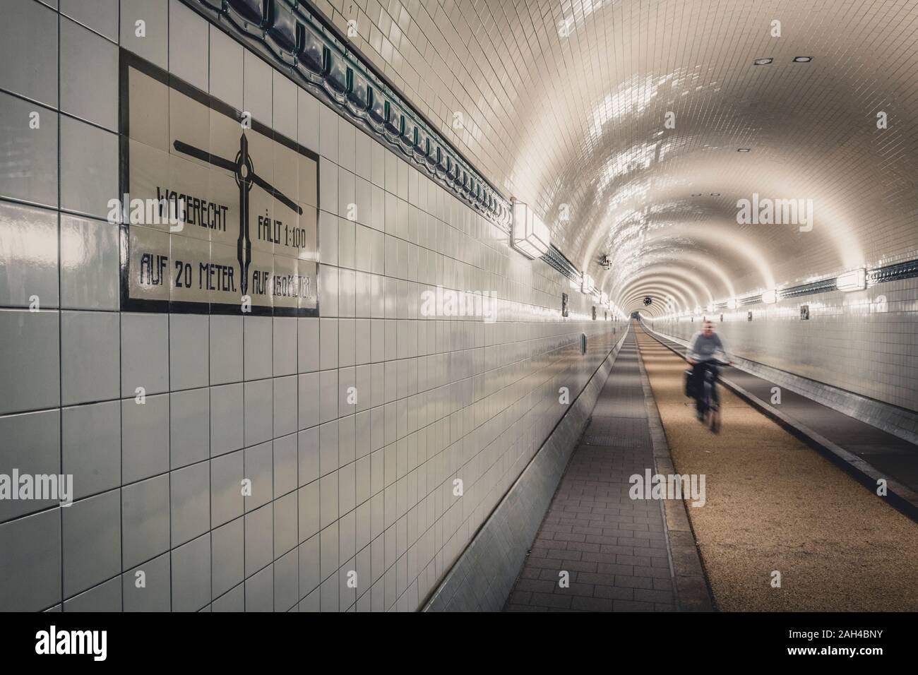 Germania, Amburgo, Ciclista nel vecchio tunnel Elba Foto Stock