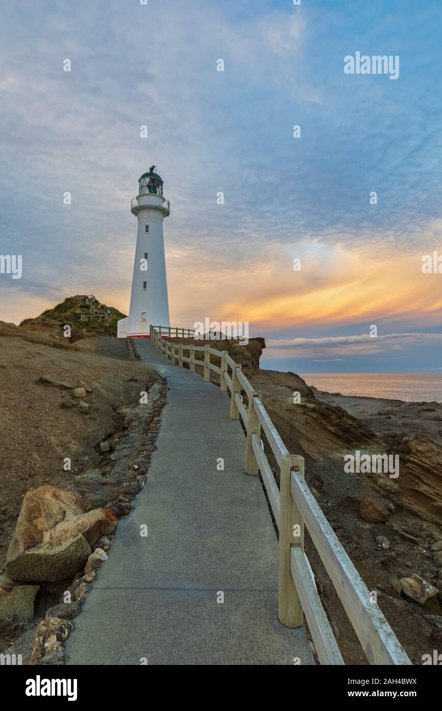 Faro al tramonto, Castlepoint, Nuova Zelanda Foto Stock