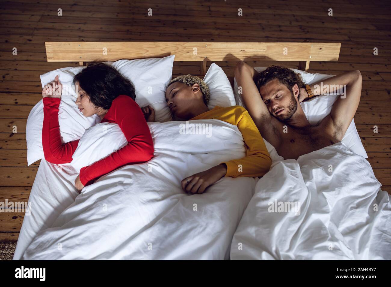 Tre amici dormire nel letto di casa Foto stock - Alamy