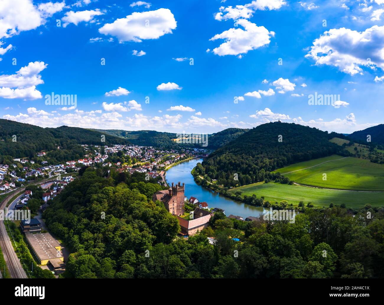 Germania, Baden-Württemberg, Neckarsteinach, veduta aerea della città e castelli, Schadeck Vorderburg, Mittelburg, Hinterburg Foto Stock