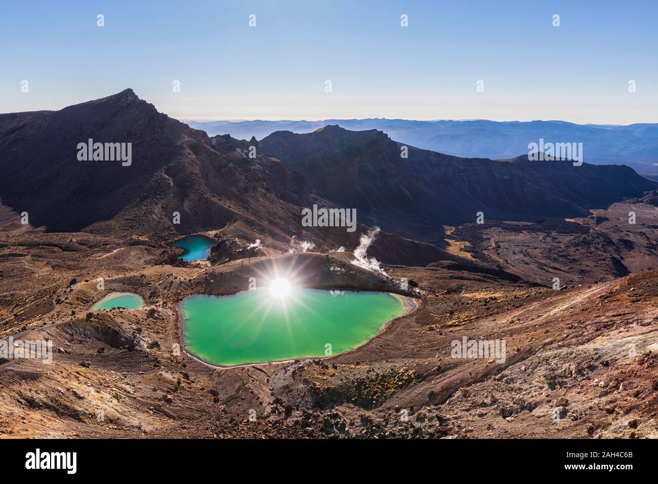 Nuova Zelanda, Isola del nord, Sun riflettendo in laghi smeraldo dell Isola del nord altopiano vulcanico Foto Stock