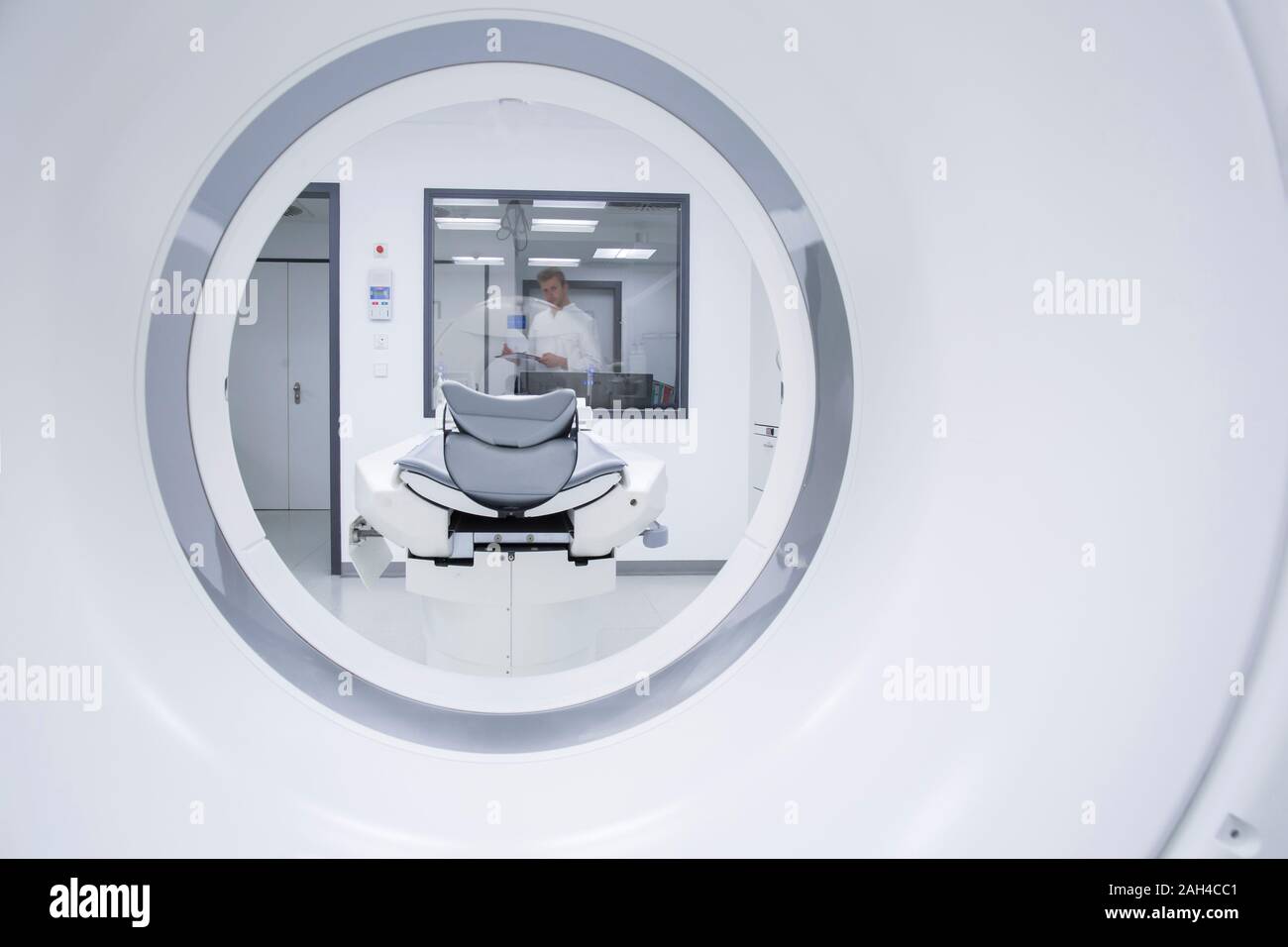 Radiologo in ospedale, computer tomografo Foto Stock