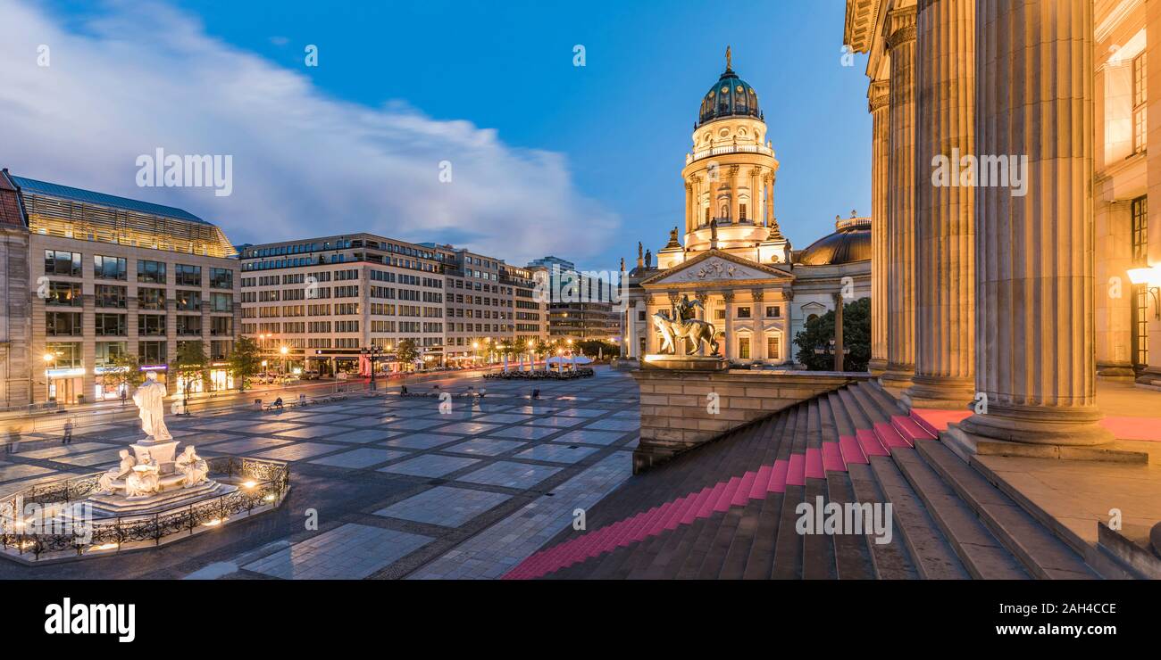 Germania Berlino, Gendarmenmarkt Mitte, Cattedrale tedesca, Konzerthaus, Schiller fontana e il monumento a Schiller Foto Stock