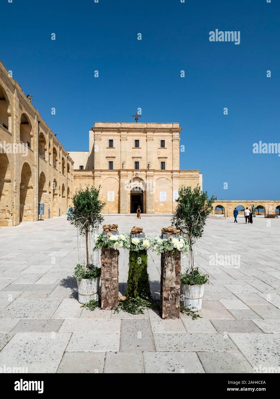 Italia, in provincia di Lecce e Santa Maria di Leuca, vasi di piante in piedi sulla piazza della Basilica Santuario di Santa Maria de finibus terrae Foto Stock