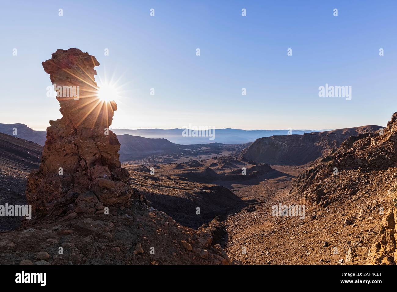 Nuova Zelanda, Oceania, Isola del nord, il Parco nazionale di Tongariro, Isola del nord altopiano vulcanico, Tongariro Alpine Crossing Trail, rocce laviche di sunrise Foto Stock