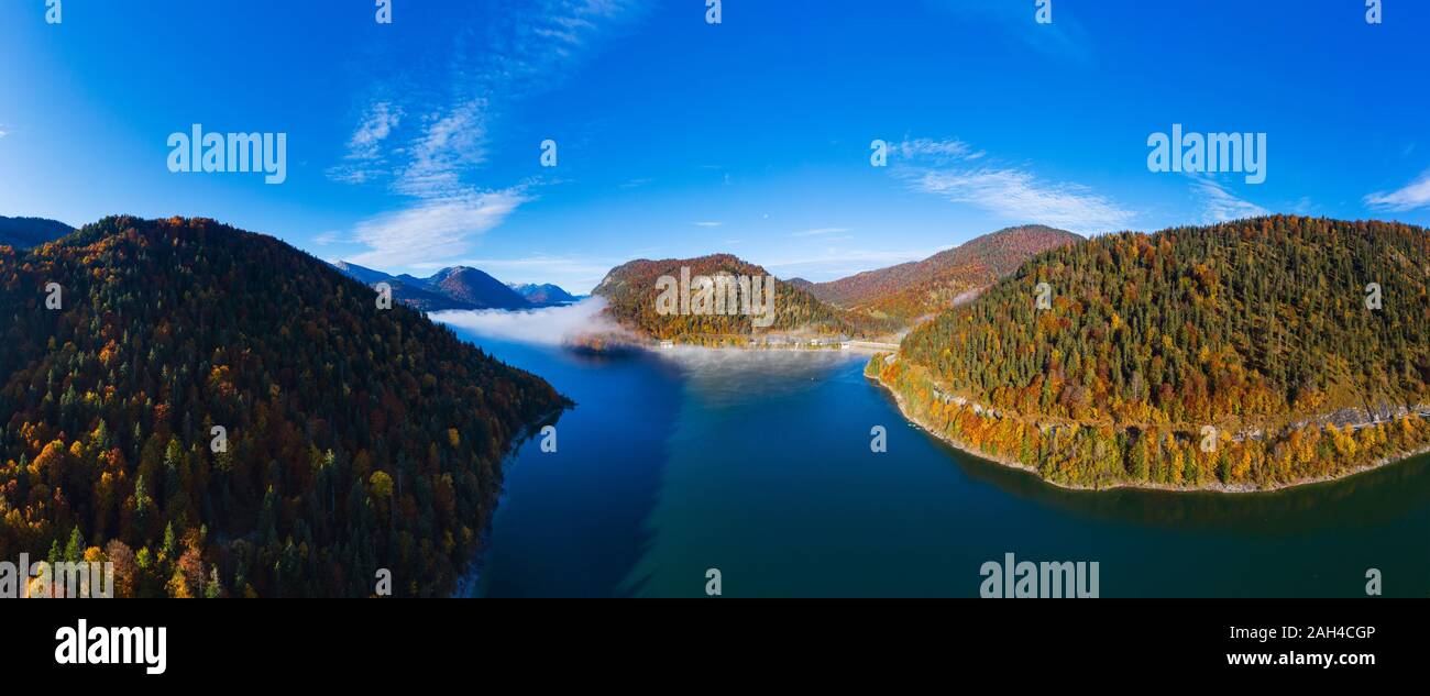 In Germania, in Baviera, Lenggries, antenna panorama di Sylvenstein serbatoio in autunno Foto Stock