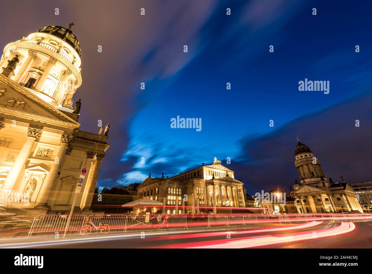 Germania Berlino, Gendarmenmarkt Mitte, Cattedrale tedesca, Konzerthaus e Cattedrale francese illuminato al crepuscolo Foto Stock