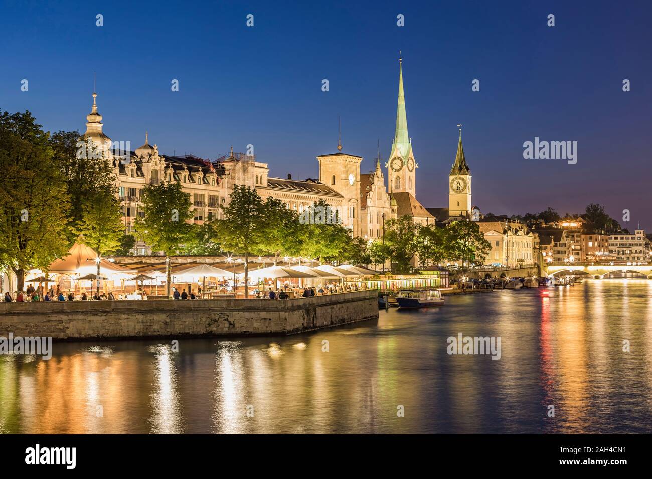 La Svizzera, nel Cantone di Zurigo, Zurigo, fiume Limmat e illuminato in old town waterfront edifici al crepuscolo Foto Stock