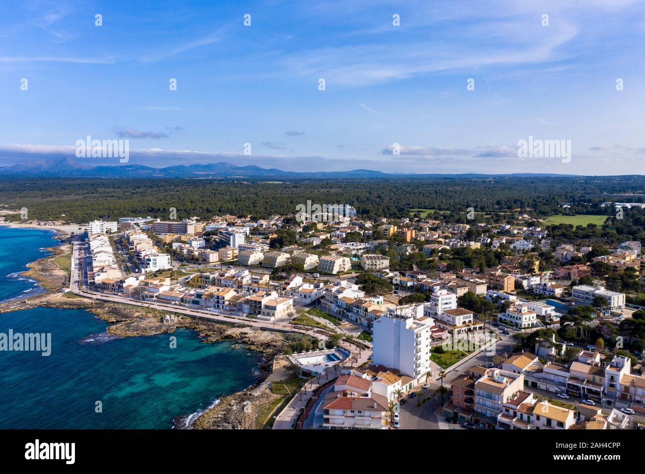 Spagna, Mallorca, vista aerea di Can Picafort resort in estate Foto Stock