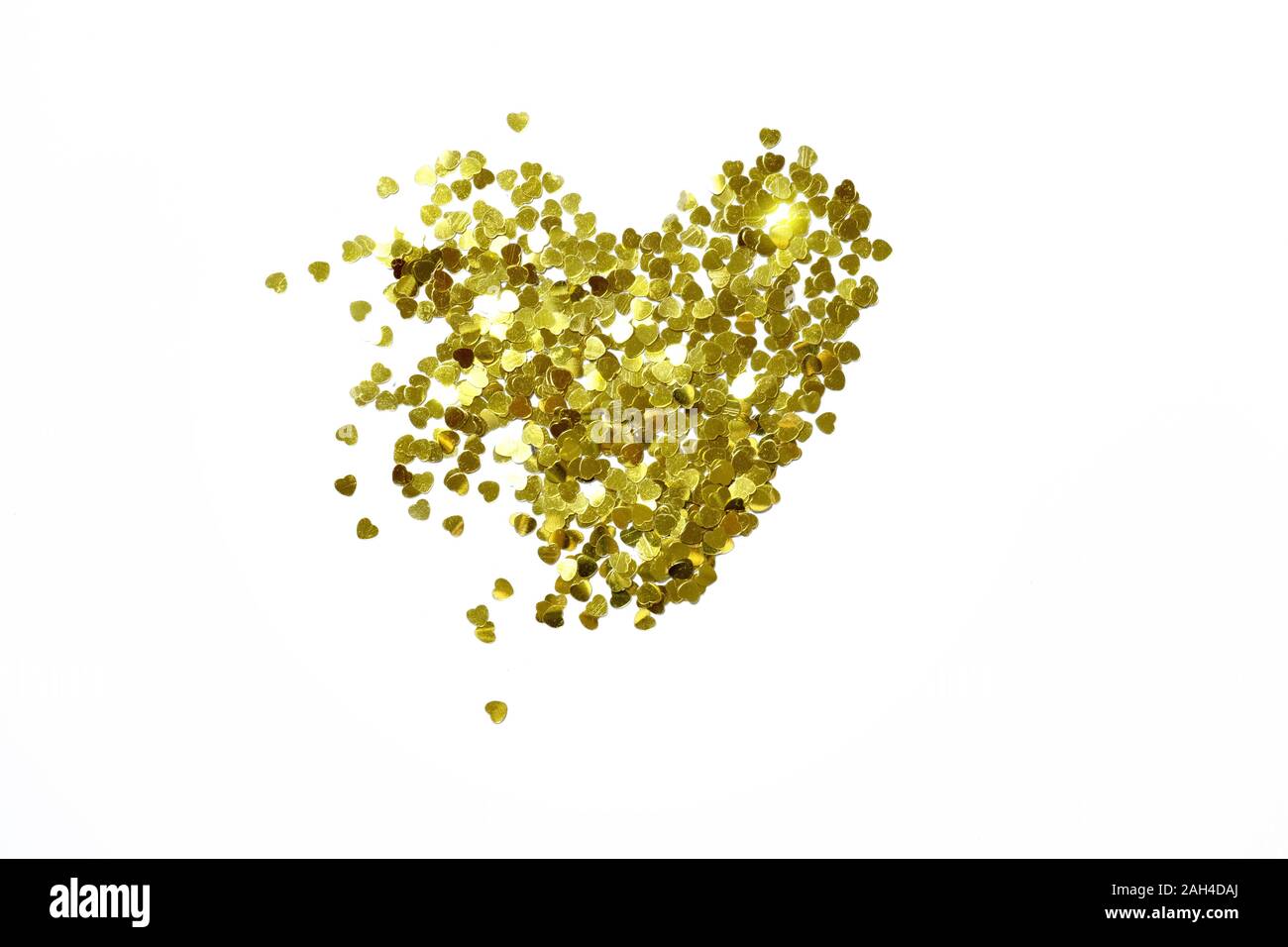 sfondo, scintille dorate di cuori confetti disposti a forma di cuore Foto Stock