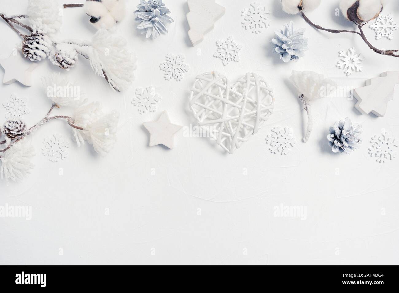 Gli elementi di design Natale biglietto di auguri con il Natale regalo, coni, fiori di cotone, cuore, i fiocchi di neve con posto per il vostro testo. Decorazioni su un bianco Foto Stock
