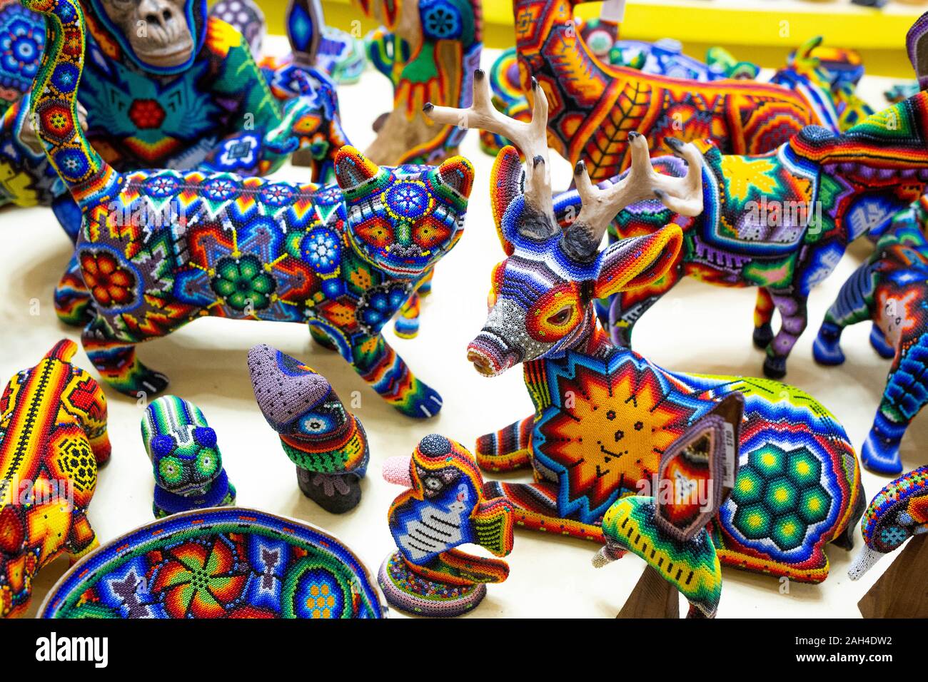 Tradizionale tallone huichol ornamento figure cultura messicana il lavoro Foto Stock