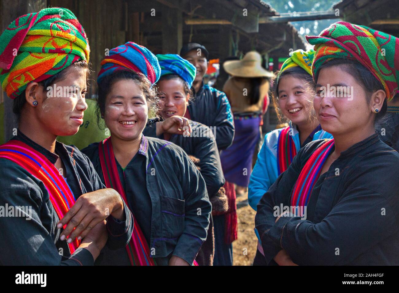 Tribal Pa o donna nei cinque giorni di mercato, nel Lago Inle, Myanmar Foto Stock