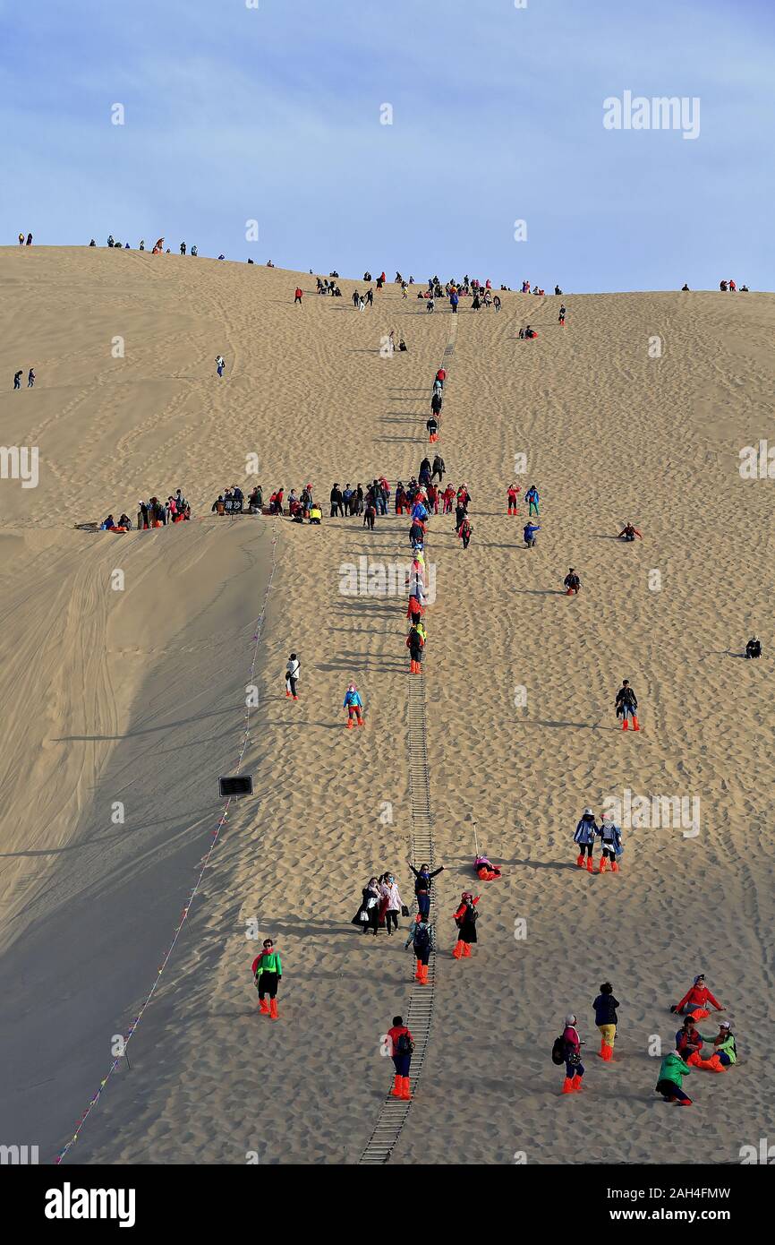 Slitte-rider sulle dune intorno al lago Crescent-Yueyaquan oasi. Dunhuang-Gansu-Cina-0660 Foto Stock