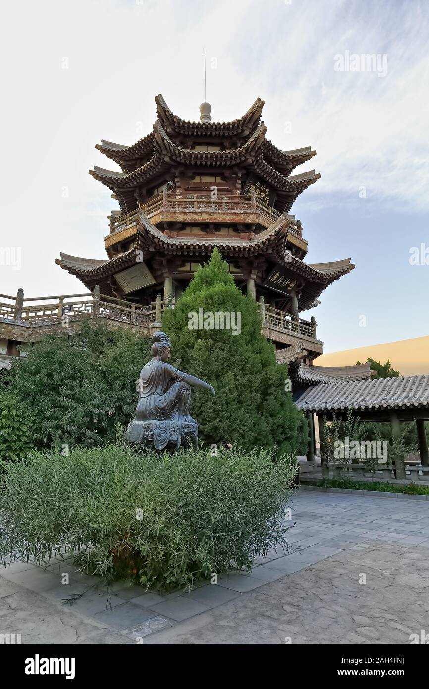 Pagoda superiore capovolta-pagoda cinese e padiglioni circostanti che si affacciano sul Crescent Lake-Dunhuang-Gansu-China-0669 Foto Stock