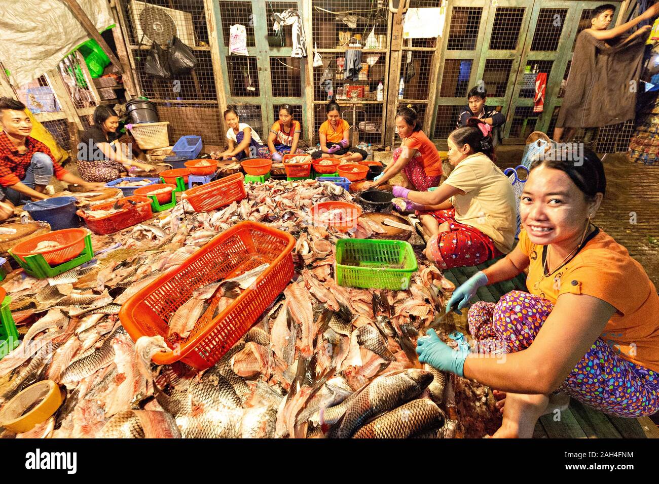 Donne locali pulizia del pesce nel mercato del pesce, nell Arcidiocesi di Yangon, Myanmar Foto Stock