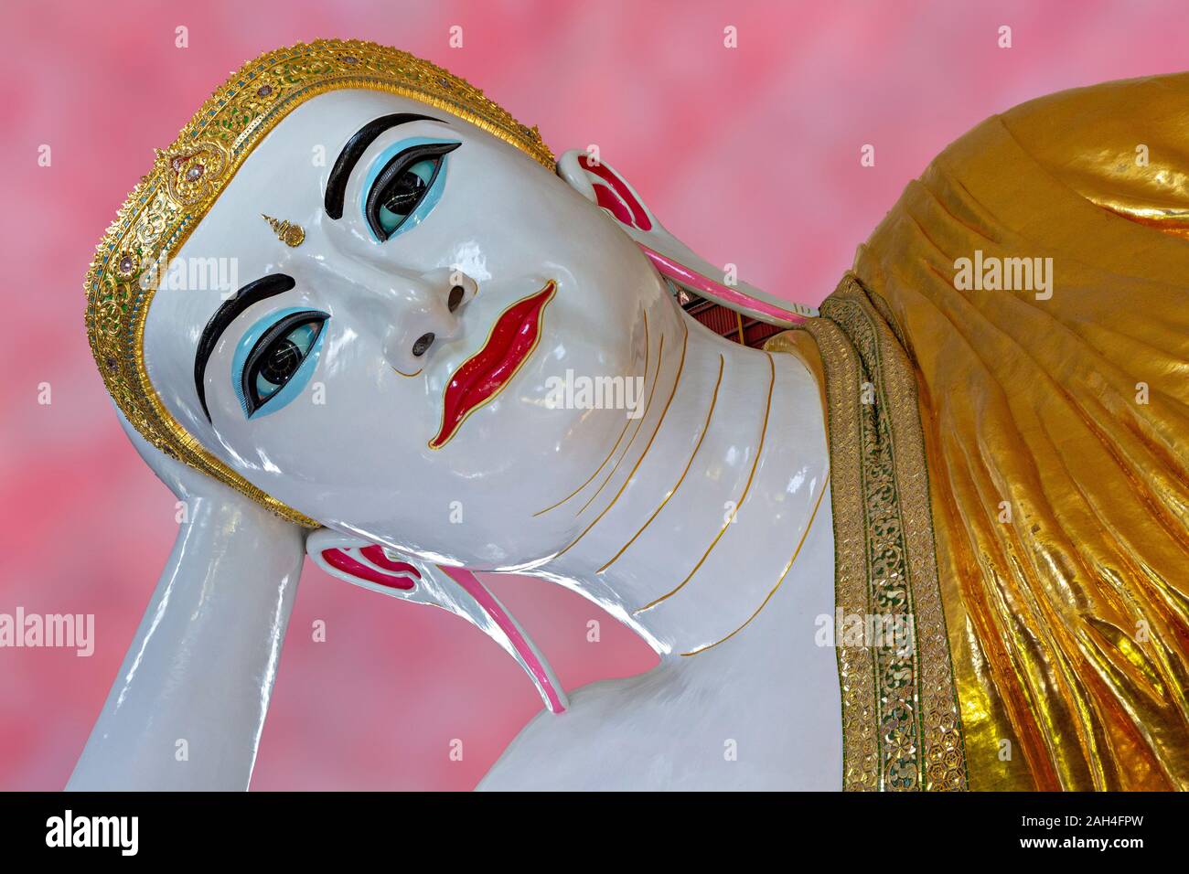 Buddha reclinato noto come Kyaukhtatgyi nel tempio di Yangon, Myanmar Foto Stock