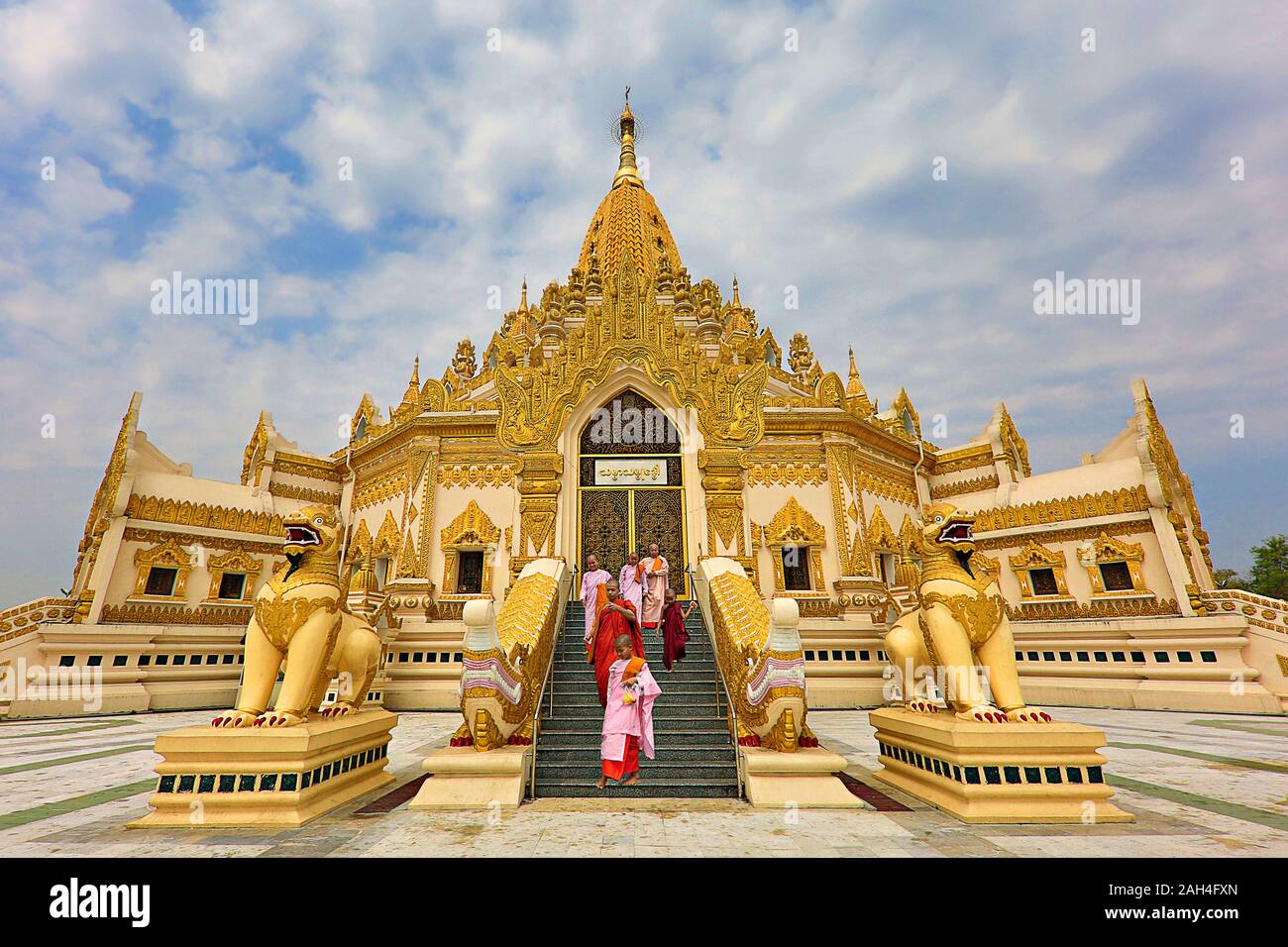 Le monache e monaci sui gradini del Dente del Buddha reliquia Pagoda noto come Swe Taw Myat, nell Arcidiocesi di Yangon, Myanmar Foto Stock