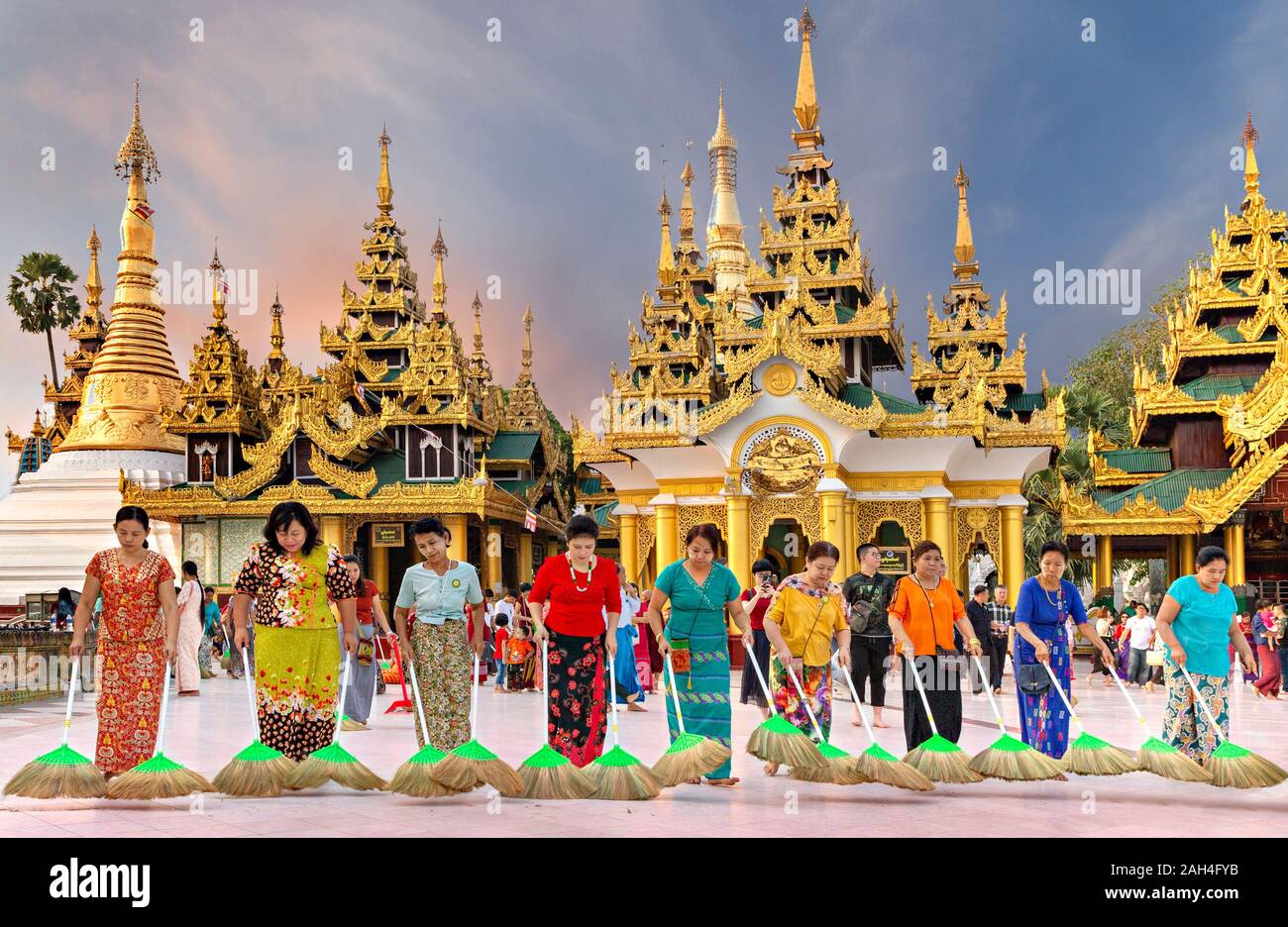 Donne spazzare il pavimento in marmo della Shwedagon pagoda in Yangon, Myanmar Foto Stock