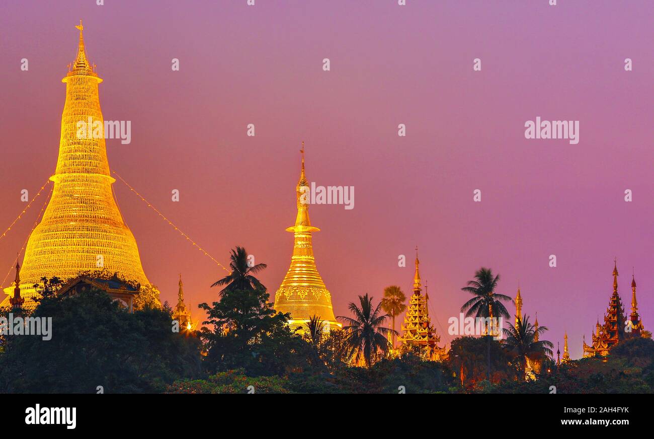 Shwedagon pagoda in Yangon, Myanmar Foto Stock