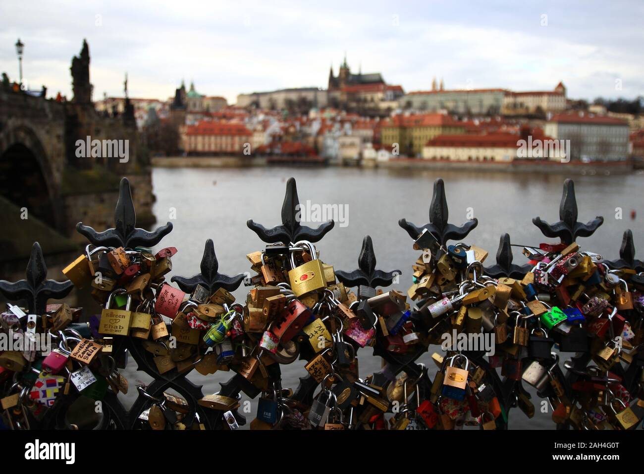 Una vista dei lucchetti tenuta le storie d amore di turisti nella città vecchia di Praga, con il ponte Carlo e il Castello di Praga in background. Foto Stock