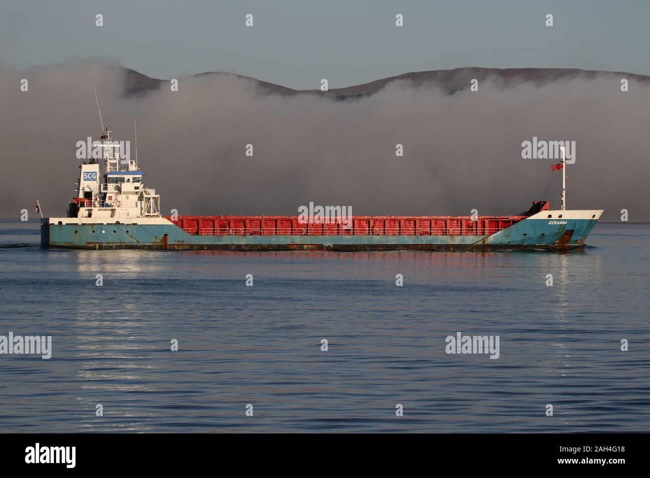 Gerarda, una nave da carico generale azionato dalla SCG (Shipping Company Groningen), contro un banco di nebbia come lei passa Greenock sul Firth of Clyde. Foto Stock