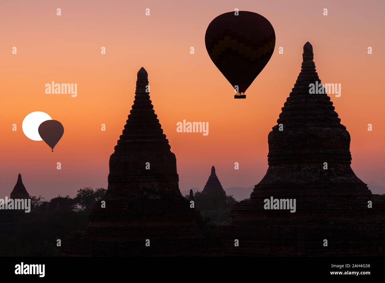 I palloni ad aria calda oltre le pagode al sunrise a Bagan, Myanmar Foto Stock
