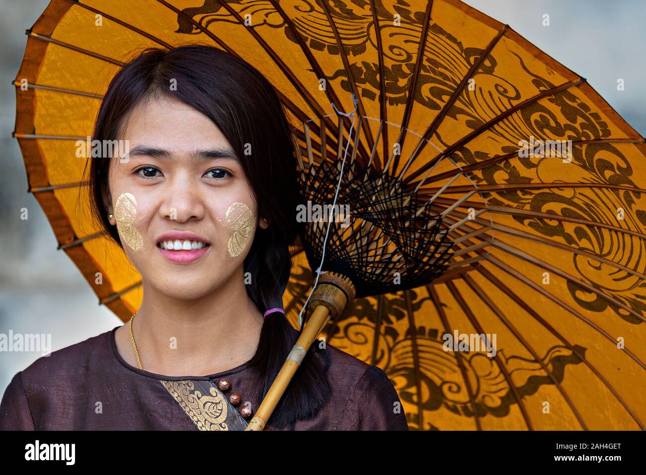 Ragazza locale con thanaka sul suo volto, a Mandalay, Myanmar. Thanaka è cosmetico pasta costituita da corteccia di massa Foto Stock