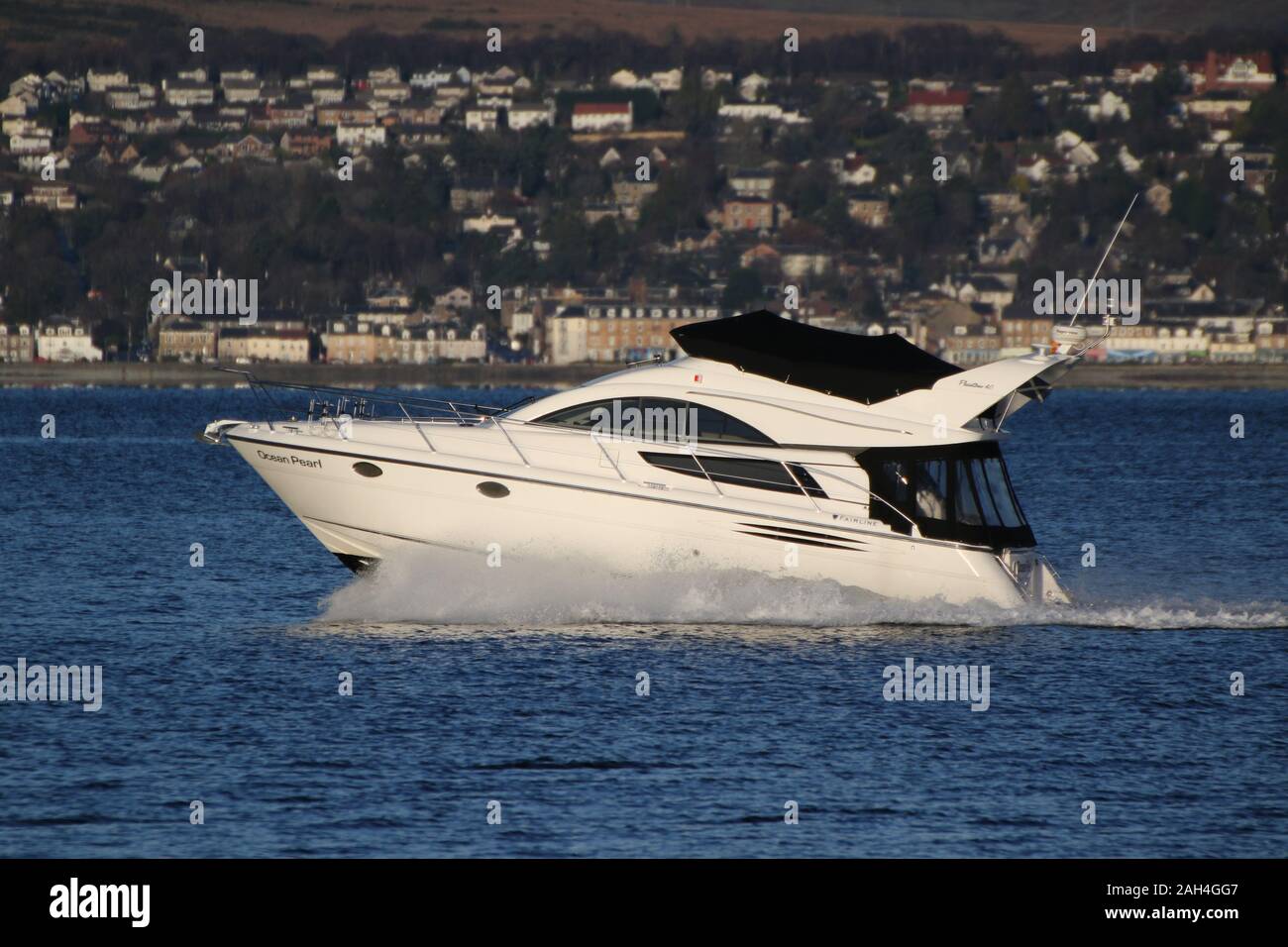 Ocean Pearl, un privato Fairline Phantom 40 yacht a motore in base a Inverkip (Kip Marina), passando Greenock sul Firth of Clyde. Foto Stock