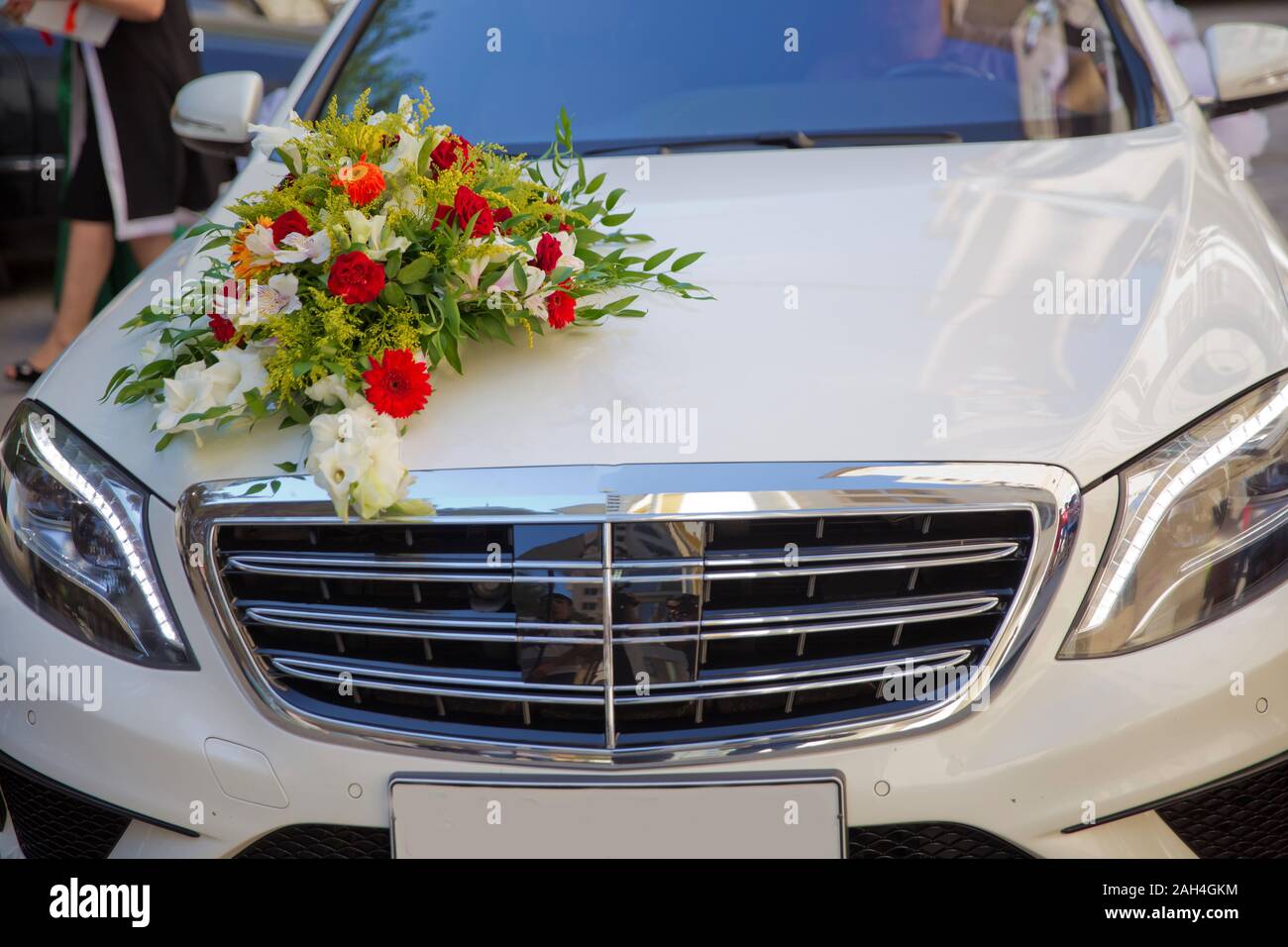 Decorazioni per matrimoni sul matrimonio.auto di lusso auto nozze decorato  con fiori.appena sposata con segno e lattine attaccato Foto stock - Alamy