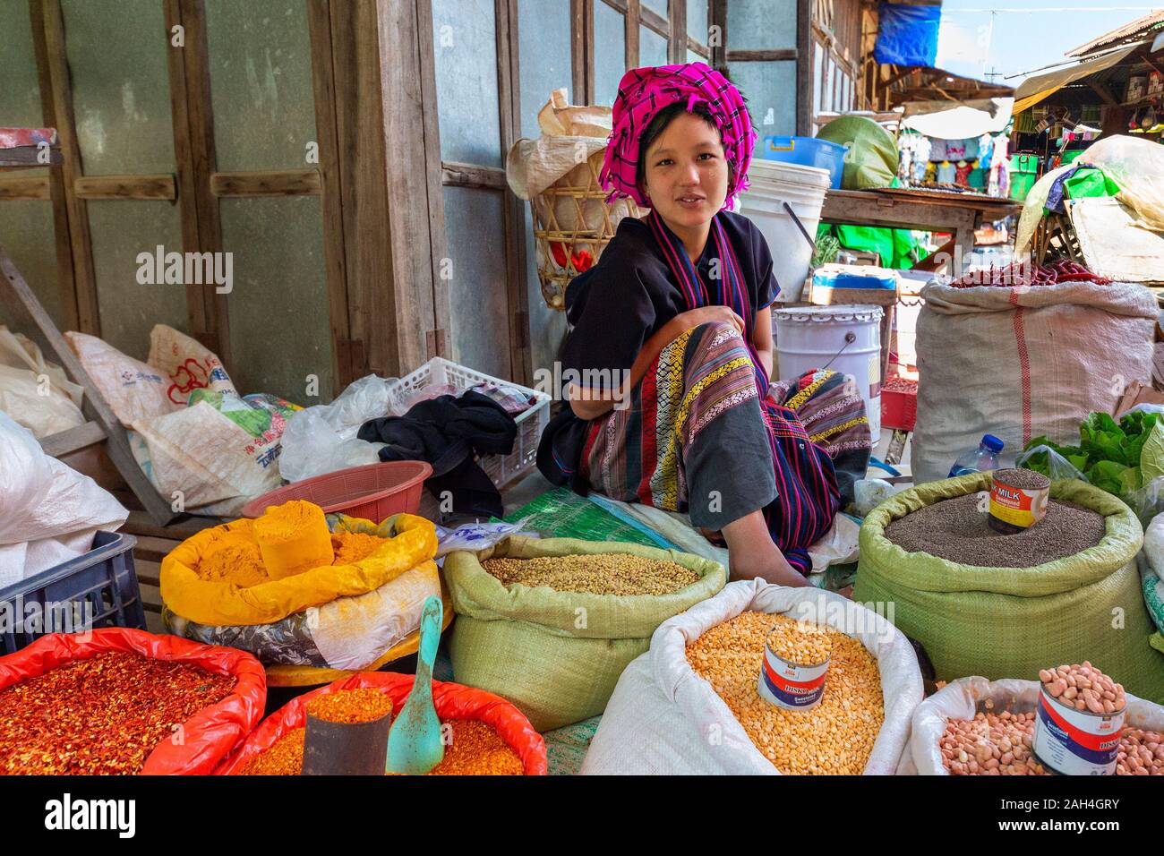 Donna di locali appartenenti a Pa o tribù nel mercato, in Lago Inle, Myanmar Foto Stock